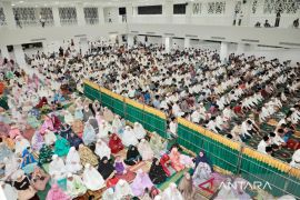 Khofifah libatkan masyarakat sempurnakan interior Masjid Raya "Islamic Centre"