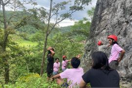 Srikandi Ganjar Banten Gelar Latihan Climbing Bersama Forum Pencinta Alam