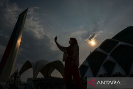 Menunggu waktu berbuka puasa di Masjid Raya Al Jabbar Bandung