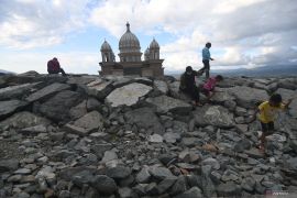 NGABUBURIT DI MASJID BEKAS TSUNAMI Page 3 Small