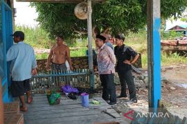 Anggota DPRD Kotabaru berikan donasi Mushalla Desa Sungai Limau.