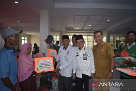 Baznas Singkawang serahkan bantuan sembako untuk 1210 fakir miskin