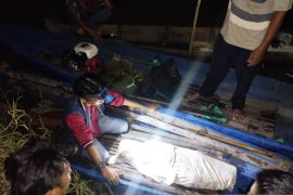 Nadit akhirnya ditemukan di tepian Masjid Nurul Huda Sungai Kampar