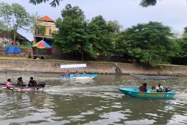 Masyarakat Kota Denpasar isi waktu ngabuburit di lokasi wisata Taman Pancing