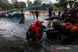 Perahu tambang tenggelam di sungai