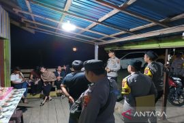 Polsek Kelumpang Hilir razia kopi malam amankan 13 botol miras.