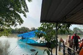Belasan orang dilaporkan jadi korban terbaliknya perahu tambang di Surabaya