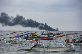 Police help handle tanker fire incident in Ampenan waters