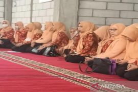 DWP Provinsi Sulawesi Tenggara sedekah karpet sajadah ke masjid