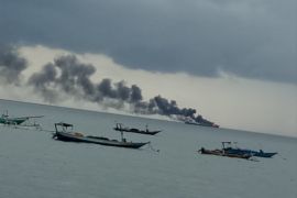 Pertamina padamkaan kebakaran kapal KM Christin di Lombok secara terpadu