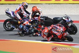 Marquez dikenakan penalti setelah  "crash" dengan Oliveira