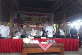 Polda Jatim bekuk tiga tersangka penyalahgunaan bahan petasan