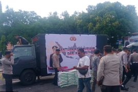 Kapolri salurkan bantuan 50 ton beras untuk warga Maumere dan Ende