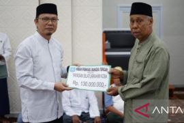 Pemkab Bangka Tengah serahkan dana hibah untuk rumah ibadah