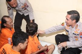 Berbagi di bulan Ramadhan, Kapolres Batubara bagikan takjil untuk tahanan