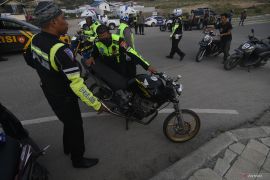 Seorang polisi tertabrak motor saat bubarkan aksi balap liar di Kelapa Gading