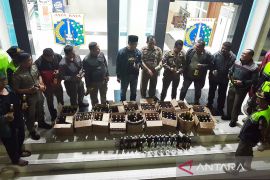 Satpol PP gerebek gerobak miras berkedok jual jamu di Taman Sari