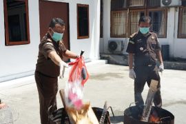 Kejari Jayapura musnahkan barang bukti 81 perkara tindak pidana