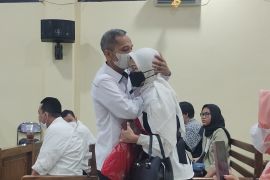 Istri terdakwa Karomani tolak beri kesaksian untuk suaminya