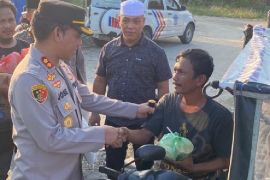 Kapolres Batubara berbagi takjil dengan abang becak dan pengemudi ojek