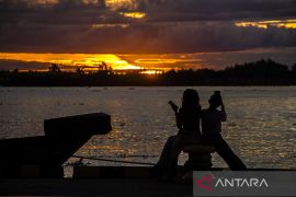 Ngabuburit Di Bantaran Sungai Barito