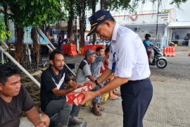 ASDP Ternate  bagikan 100 paket makanan buka puasa ke calon penumpang