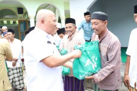 Bupati Hendy blusukan beri bansos di program "Jember Berbagi"