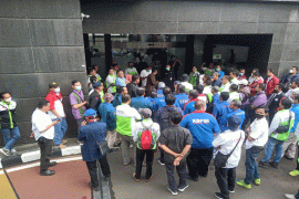 Ratusan buruh gruduk MK desak tonton sidang uji materi PERPPU Cipta Kerja