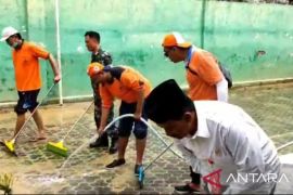BPBD Pamekasan turunkan tim bantu bersihkan lumpur sisa banjir