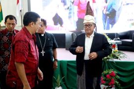 Rudolf Saragih sematkan pakaian adat Simalungun kepada Sekjen PDI Perjuangan