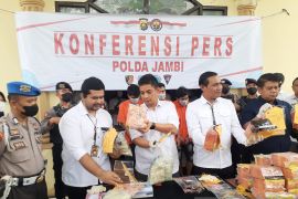 Polda Jambi gagalkan peredaran 30 kilogram sabu dan pil ekstasi 14.958 butir