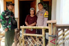 Pekerja sosial evakuasi dua pria dikurung di kandang oleh keluarga