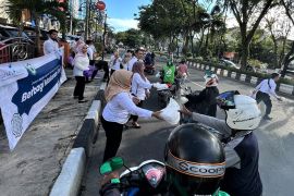 Bank Kalsel bagikan ratusan paket ta'jil kepada warga selama Ramadhan