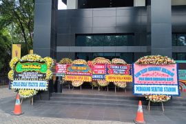 Karangan bunga hiasi kantor PSSI