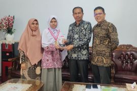 Pelajar madrasah Bukittinggi raih penghargaan di English Olympiade