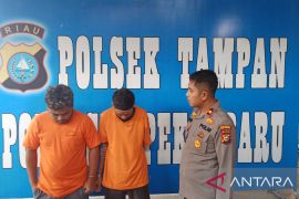 Dua pria ditangkap karena edarkan ekstasi di Pekanbaru, satu kerabat mantan Sekda Rohul