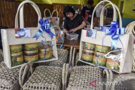 Parcel lebaran dari anyaman pandan dan bambu