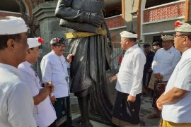 Kenang jasanya, patung Tjokorda Gde Agung Sukawati didirikan di Pasar Ubud