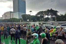 Mahasiswa tetap berdemo meskipun hujan deras mengguyur kawasan DPR