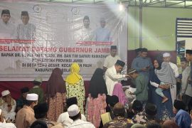 Gubernur Jambi kunjungi desa terpencil janjikan perbaiki jalan
