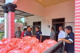 PT Timah serahkan bantuan sembako bagi korban angin di Bangka Selatan