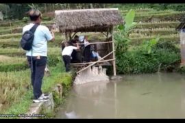 Evakuasi 2 pria dikurung di kandang oleh keluarga