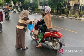 ITS Mandiri bagikan takjil kepada warga