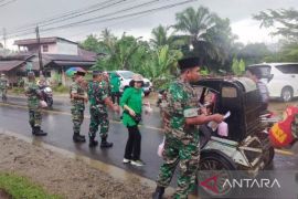 Koramil Batangtoru bagikan takjil Ramadhan kepada masyarakat