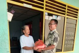 Personel Satreskrim Polres Langkat bagikan sembako