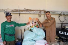 Bantuan benih untuk petani terdampak banjir di Singkawang disalurkan