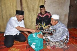 Masyarakat Gunung Bungsu Kampar terima bantuan mesin genset