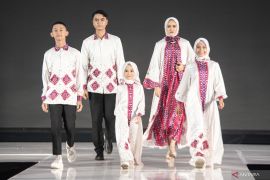 Fashion Show Koleksi Tria Gunawan Page 4 Small