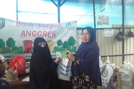 Bank sampah Anggrek Tabalong bagikan uang nasabah