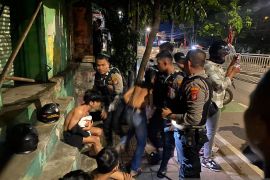 Polisi tangkap empat remaja pesta miras bawa senjata tajam